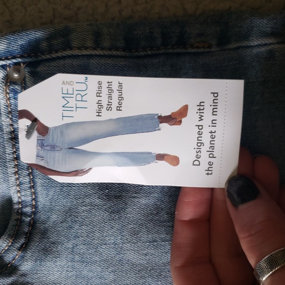 NWT Straight High-Rise Stretch Distressed Denim Jean in Light Wash - Picture 7 of 13